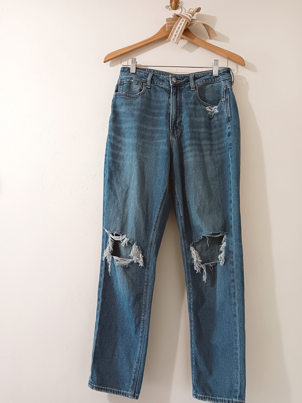 AMERICAN EAGLE HIGH RISE DISTRESSED MEDIUM BLUE WASH DENIM MOM JEANS SIZE 6